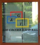 Logo aziendale G. & T. sulla vetrata d'ingresso alla nostra sede a Cividale (Udine)